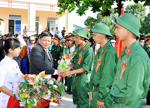 Chủ tịch UBND huyện Thăng Bình Nguyễn Văn Ngữ tặng hoa các tân binh