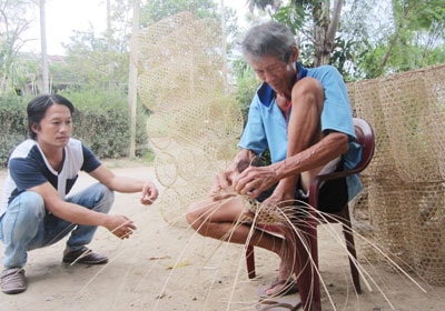 Người làng Trung An lấy nghề đan lờ làm thú vui lúc nông nhàn.Ảnh: CÔNG TÚ