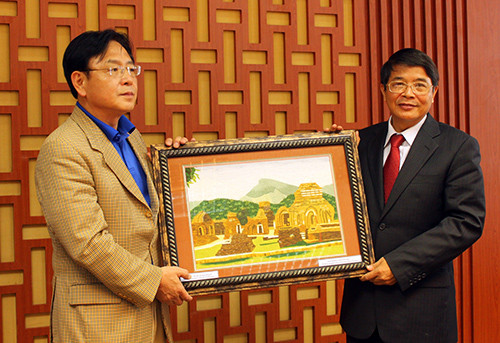 Bí thư Tỉnh ủy Nguyễn Đức Hải đã tặng Ngài Kim Young-mok bức tranh Mỹ Sơn - Di sản văn hóa thế giới.