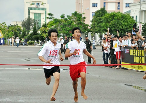 Các cuộc so tài tại Giải Việt dã Báo Quảng Nam luôn diễn ra hấp dẫn. Ảnh: TƯỜNG VY