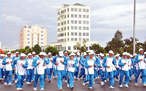 Lãnh đạo tỉnh tham gia chạy hưởng ứng nhằm động viên phong trào.Ảnh: T.VY