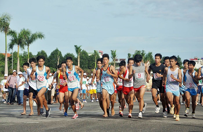 Các vận động viên tham gia tranh tài ở cự li 5.000m nam. Ảnh: Tường Vy