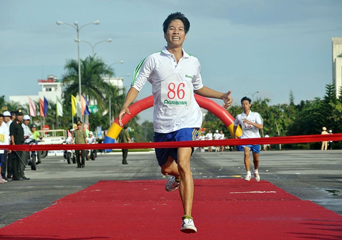 VĐV Nguyễn Xuân Dũng (Công an tỉnh) cán đích đầu tiên ở cự li 3.000m. Ảnh: Tường Vy