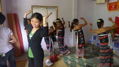 Bling Thi Xiec and her dance class. Photo: Lan Anh