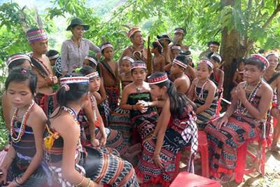 Bling Hanh and young Cotu dancers. Photo: Lan Anh