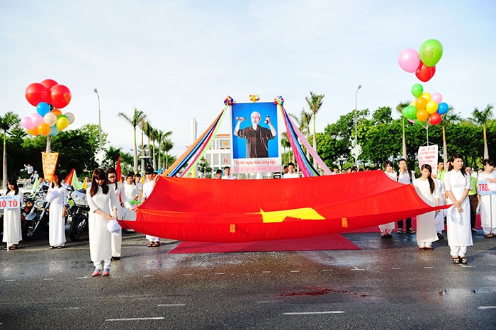 Nghi thức chào cờ trước khi diễn ra giải. Ảnh: Minh Hải