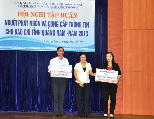 Bà Nguyễn Phương Nga trao kinh phí hỗ trợ cho Quỹ Phụ nữ nghèo và Trẻ em nghèo vượt khó