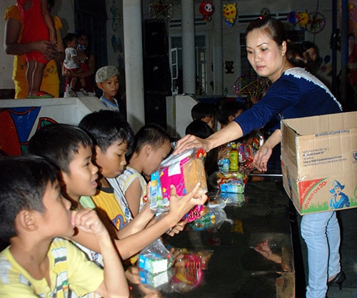 Phát quà trung thu tại Trung tâm trẻ mồ côi sơ sinh Quảng Nam.