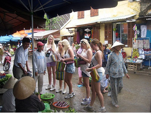 Hội An vận động du khách sử dụng hàng Việt nói chung, sản phẩm sản xuất tại địa phương nói riêng.  TRONG ẢNH: Du khách sử dụng túi xách thân thiện với môi trường do cơ sở tại địa phương sản xuất.  Ảnh: QUỐC HẢI