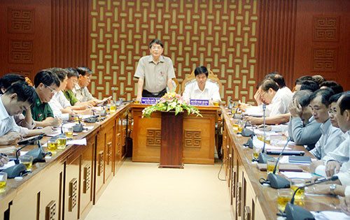 UBND tỉnh họp bàn phương án ứng phó với bão số 8. Ảnh: Nguyễn Dương.