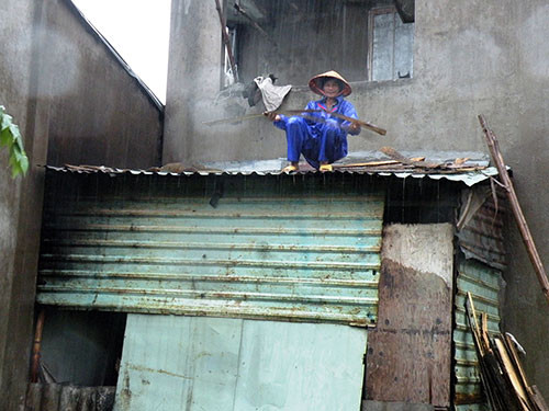 Người dân ở xã Duy Vinh (huyện Duy Xuyên) khẩn trương chần mái nhà. Ảnh: Văn Sự