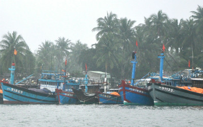 Do không vào âu thuyền An Hòa, các phương tiện đánh bắt ở Tam Quang, Tam Giang (Núi Thành) tự neo đậu tại bến nguy cơ sóng đánh gây thiệt hại tài sản rất cao. Ảnh: HỮU PHÚC