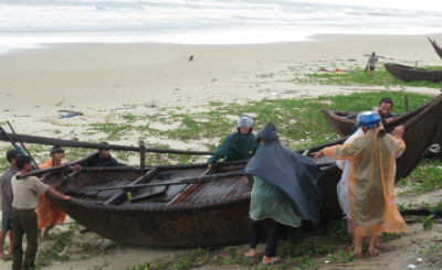 Ngư dân Tam Thanh tìm cách mang thuyền đi tránh bão. Ảnh: HỮU PHÚC