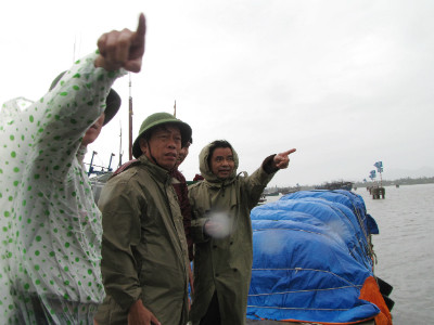 Chủ tịch UBND tỉnh Lê Phước Thanh kiểm tra tình hình neo đậu tàu cá của ngư dân tại khu neo đậu An Hòa (núi Thành) chiều 18.9. Ảnh: NGUYỄN DƯƠNG
