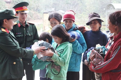 Sẻ chia với đồng bào Phước Mỹ trước mùa đông tới.Ảnh: THANH TƯỜNG