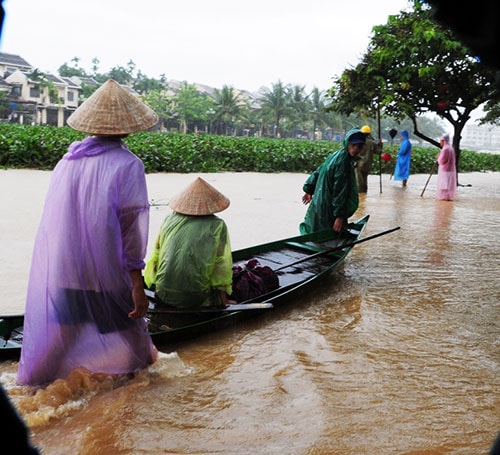 Người dân dùng thuyền di chuyển trong phố.