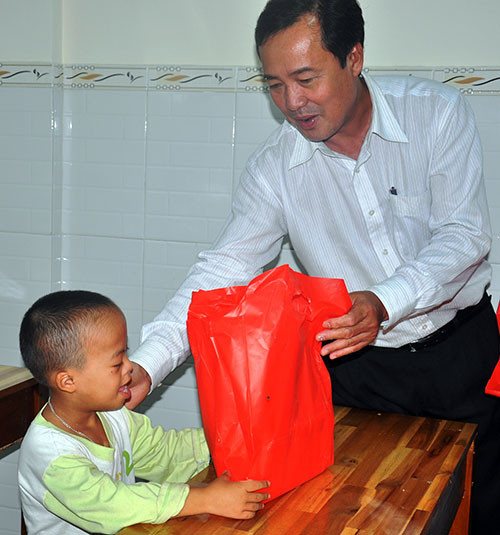 Phó Chủ tịch UBND tỉnh tặng quà trung thu cho trẻ em tại Bệnh viện Nhi và Trung tam Bảo trợ nạn nhân chất độc da cam/dioxin, trẻ em bất hạnh tỉnh. Ảnh – VINH ANH
