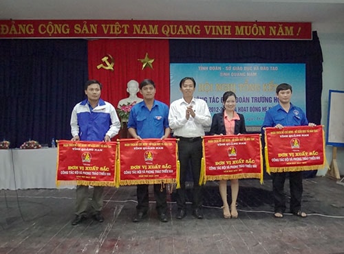 Phó Bí thư thường trực Tỉnh đoàn Đinh Nguyên Vũ trao cờ thi đua xuất sắc trong công tác Đoàn - Đội trường học cho các đơn vị. Ảnh: Vĩnh Yên