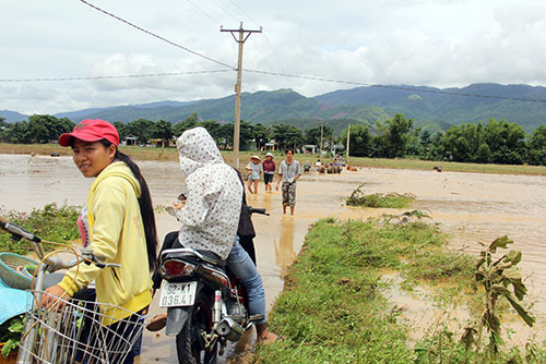 Nhiều vùng trên địa bàn huyện Đại Lộc vẫn còn ngập lụt. Ảnh: Lăng A Cúi