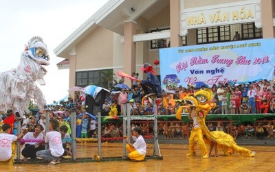 Hàng trăm trẻ em Phú Ninh xem múa lân - sư - rồng.