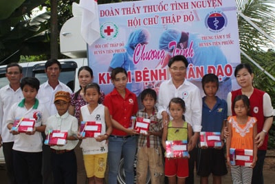 Đoàn thầy thuốc tình nguyện Hội Chữ thập đỏ huyện Tiên Phước tặng quà cho trẻ em nghèo thôn 1 xã Tiên Ngọc.