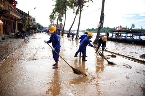 Công nhân tích cực dọn bùn đất dầy đặt các truyến đường khu phố cổ.