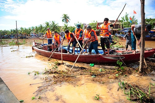 Lực lượng xung kích phường Minh An dọn rác trên sông Hoài.