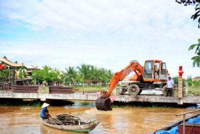 Chính quyền TP.Hội An phải huy động máy xúc để cạo bùn và vớt rều rác.