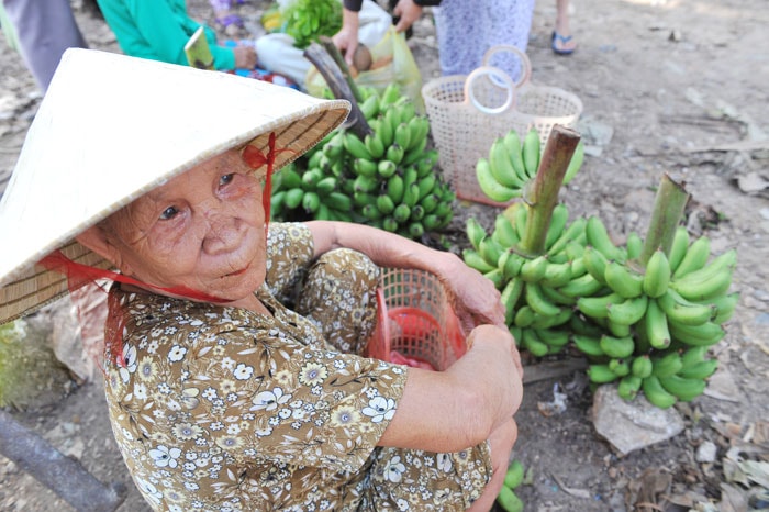 Bà Trần Thị Năm là một trong những người có mặt bán chuối đầu tiên.