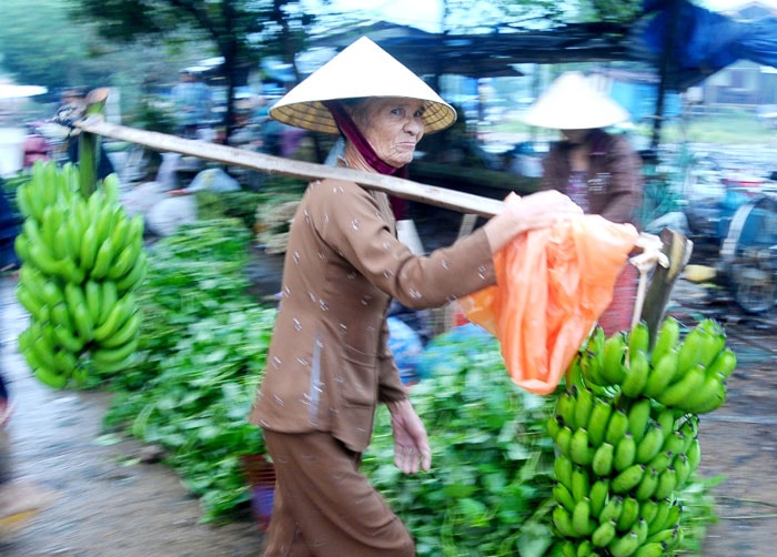 Từ xã Tiên Lộc, bà Sáu Như cũng dậy rất sớm gánh chuối đến chợ phiên.