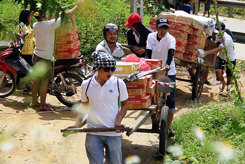 Các thành viên CLB Từ thiện Sharing The Life chuyển quà về điểm tập trung.