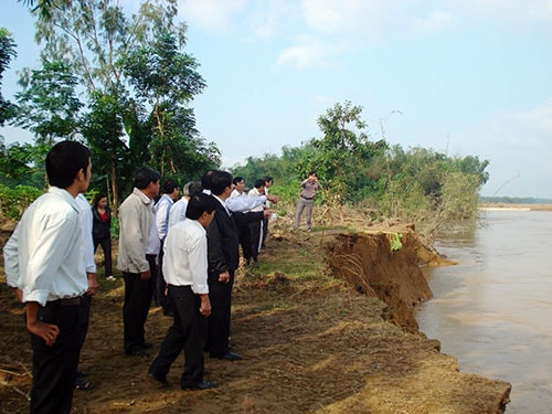 Mùa mưa lũ mỗi năm, làng Phước yên (xã Đại An) mất đi hàng chục mét đất vì sạt lở.  Ảnh: VINH ANH