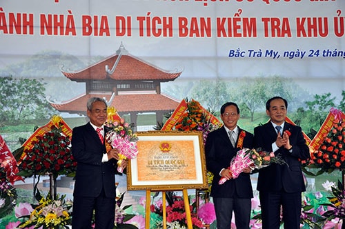 Đại diện Ủy ban kiểm tra Trung ương và lãnh đạo tỉnh đón nhận Bằng xếp hạng Di tích lịch sử quốc gia Ban Kiểm tra Khu ủy Khu 5.