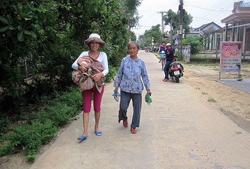 Khẩn trương đưa người già rời khỏi những ngôi nhà tạm bợ ở xã Duy Hải, huyện Duy Xuyên. Ảnh: Thành Sự.