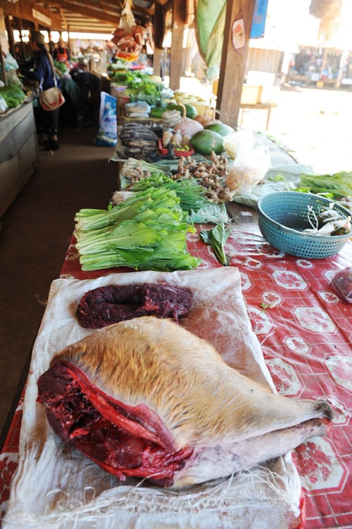 Thịt mang tươi được bày bán. 