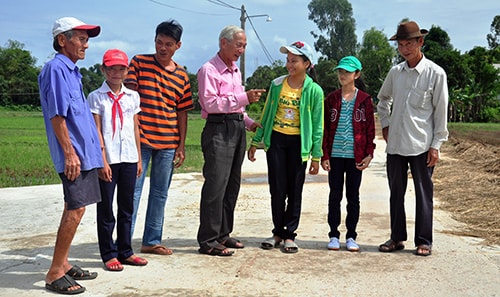 Cùng với các hội đoàn thể, người cao tuổi thôn Trà Kiệu Tây đã phát huy tốt vai trò “tuổi cao gương sáng” trong công tác đi đầu, vận động nhân dân xây dựng nông thôn mới. Ảnh:  VINH ANH