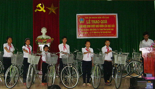 Tặng xe đạp cho 25 học sinh THCS của huyện Núi Thành. Ảnh: NGUYỄN HUY HOÀNG
