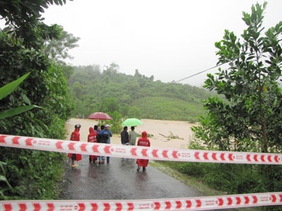 Mưa lớn, nước dâng cao khiến nhiều tuyến đường lên vùng cao bị ngập sâu trong nước. Ảnh: N.DƯƠNG