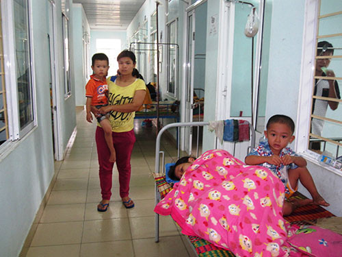 Do quá tải nên một số bệnh nhân phải nằm ngoài hành lang của Khoa Truyền nhiễm thuộc Trung tâm Y tế huyện Duy Xuyên