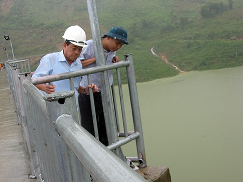 Lãnh đạo huyện Bắc Trà My kiểm tra thực tế tại thủy điện Sông Tranh 2 sáng ngày 3.10.