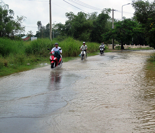 Một số đoạn trên tuyến ĐT610A từ xã Duy Trinh lên Mỹ Sơn bị ngập.
