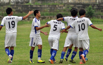 Niềm vui của các cầu thủ Tam Kỳ sau khi nâng bàn thắng lên 2-0 tại trận lượt về trên sân vận động tỉnh Quảng Ngãi. Ảnh:  ANH SẮC