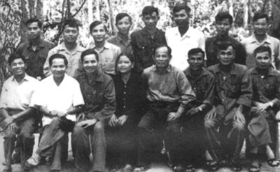 Đồng chí Nguyễn Xuân Nhĩ (hàng ngồi, thứ 5 từ trái sang) trong lần thăm trường Đào tạo cán bộ xã, phường (T74) khu 5. Ảnh tư liệu