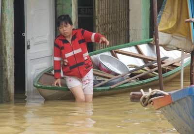 Nhiều vùng của huyện Đại Lộc vẫn còn ngập lụt. 