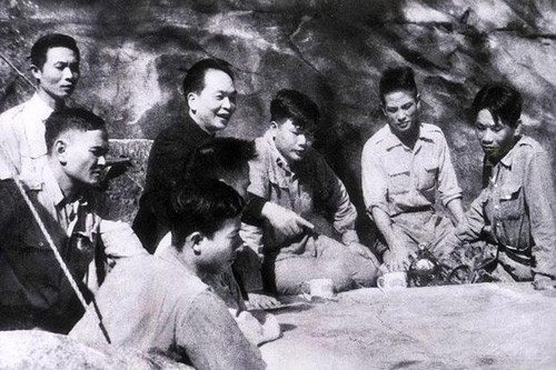 Đại tướng Võ Nguyên Giáp chỉ đạo chiến dịch Điện Biên Phủ - Ảnh: AFP