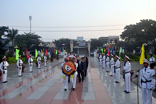 Các đại biểu đặt vòng hoa, dâng hương các anh hùng liệt sỹ tại Nghĩa trang liệt sỹ TP. Tam Kỳ.