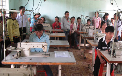 Học viên học nghề may công nghiệp ở Tiên Phước đều có giải quyết việc làm tại doanh nghiệp hoặc tự may ở nhà.Ảnh: H.L