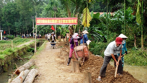 Từ sự khéo léo của cán bộ làm công tác dân vận, nhân dân xã Tam Anh Bắc tự nguyện hiến đất, đóng góp công của xây dựng nông thôn mới.Ảnh: Đoàn Đạo