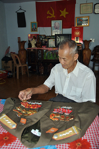 Ông Nguyễn Đức Đông với chiếc áo sĩ quan do Đại tướng Võ Nguyên Giáp tặng. Ảnh: NG.Đ.NGỌC