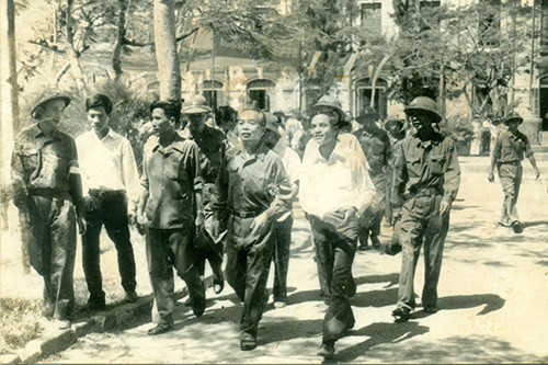 Đại tướng Võ Nguyên Giáp về thăm trường Quốc học Huế, tháng 5.1975. Người bên trái Đại tướng là Hiệu trưởng Nguyễn Văn Bổn; người bên phải Đại tướng là cố nhạc sĩ Trần Hoàn.